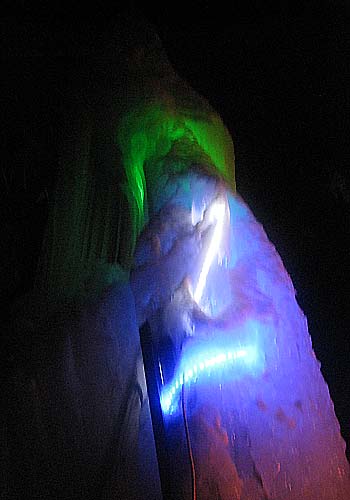 erzeugter Eisturm bei Nacht